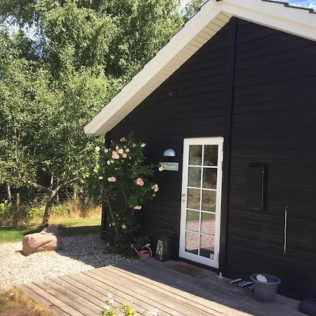 Only 400 Meters From The Water Is Lovely And Cozy In A Lovely Area, Holiday home *